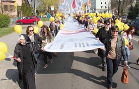 Uczestnicy marszu nieśli dokument Kościoła „Donum vitae” (Dar życia) przepisany na ok. 150-metrowym materiale 