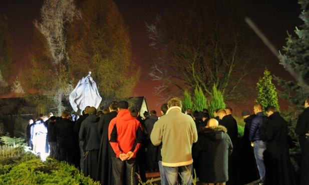 Jest już tradycją nie tylko seminarium, ale miasta, że przy tym monumencie gromadzą się wierni w dniach upamiętniających ważne wydarzenia związane z Janem Pawłem II