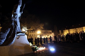 W rocznicę śmierci Jana Pawła II łowiczanie modlili się przed jego pomnikiem