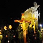 Modlitwa przy pomniku Jana Pawła II w Dębicy