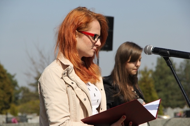 W hołdzie pomordowanym na Firleju