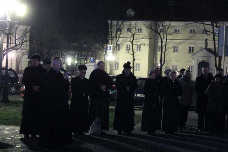 Modlitwa przed pomnikiem Jana Pawła II