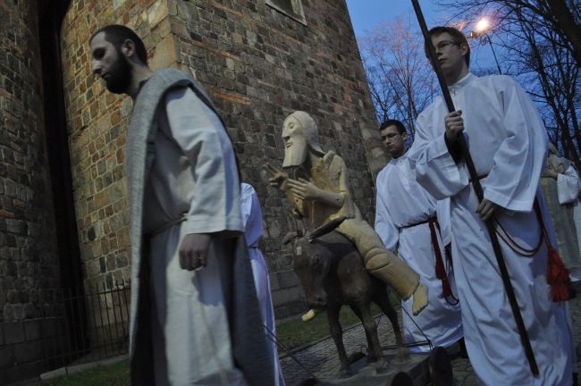 Scena wjazdu Pana Jezusa do Jerozolimy w wykonaniu Scholi "Węgajty"