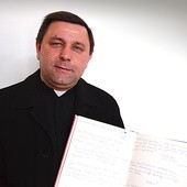  Proboszcz ks. Jan Karlak trzyma księgę nawiedzenia „Miłosierdzie źródłem nadziei”, do której wierni wpisują swoje intencje modlitewne za wstawiennictwem bł. Jana Pawła II. Można je wrzucać również do specjalnej skrzynki przy bocznym ołtarzu z obrazem Jezusa Miłosiernego i relikwiami krwi papieża z Polski