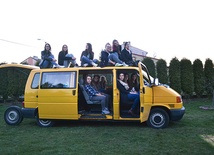 Zespół Agnus Dei z samochodem kupionym dzięki crowdfundingowi