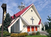 Kościół ma ciekawą bryłę  i zadbane otoczenie