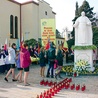 Uczniowie szkół z Czechowic-Dziedzic oddali hołd bł. Janowi Pawłowi II pod jego pomnikiem 