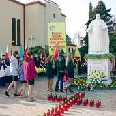 Uczniowie szkół z Czechowic-Dziedzic oddali hołd bł. Janowi Pawłowi II pod jego pomnikiem 