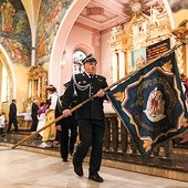  Świątynię w Lubszy wypełniły barwne korowody pocztów sztandarowych i mieszkańców w strojach regionalnych