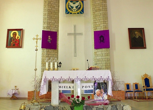 Ołtarz kościoła pw. św. Brata Alberta w Kętrzynie 