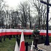 Członkowie Jednostki Strzeleckiej 1006 Płońsk w trakcie uroczystości pełnili wartę przy katyńskim krzyżu i rozpostarli biało-czerwoną flagę