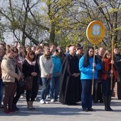 Maturzyści wraz z opiekunami i bp. Andrzejem F. Dziubą podczas Drogi Krzyżowej na Wałach Jasnogórskich