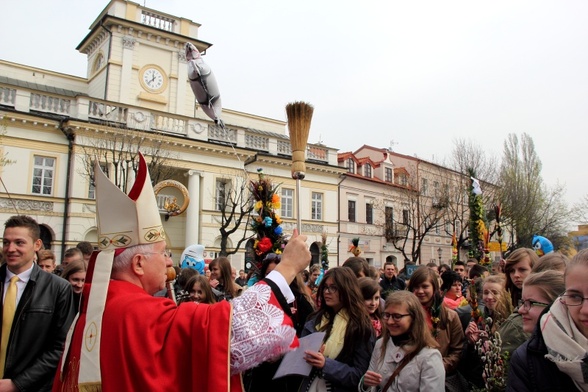 Bp Andrzej F. Dziuba święci palmy na Starym Rynku w Łowiczu