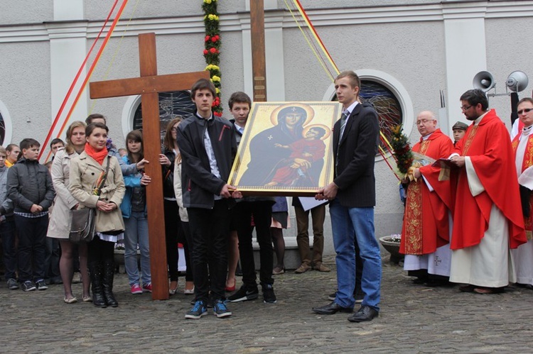 Niedziela Palmowa Młodych: procesja do katedry - cz. 1