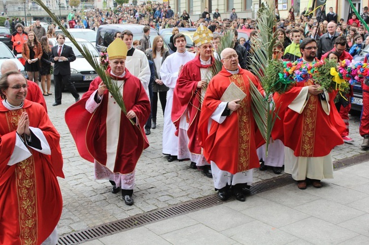 Niedziela Palmowa Młodych: procesja do katedry - cz. 2