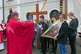  Krzyż i kopia ikony Matki Bożej Salus Populi Romani, których repliki otrzymali przedstawiciele młodzieży, towarzyszyły im podczas uroczystości