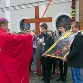  Krzyż i kopia ikony Matki Bożej Salus Populi Romani, których repliki otrzymali przedstawiciele młodzieży, towarzyszyły im podczas uroczystości