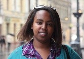 Francine Umutesi jest Rwandyjką, ale urodziła się i dorastała w Burundii. W czasie ludobójstwa w Rwandzie w 1994 r. zginęła większość jej rodziny. Przeżyła ona i rodzice. Dziś mieszka i pracuje w Łodzi