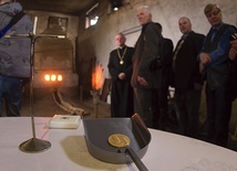 Złoty medal z 50-lecia święceń Jana Pawła II – przed stopieniem