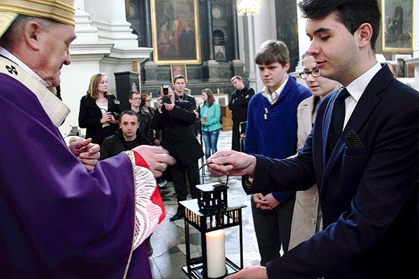  Kard. Nycz osobiście wręczył Iskrę młodym parafianom