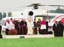 Jan Paweł II w Gliwicach w 1999 roku. Dokładnie ten śmigłowiec można zobaczyć w muzeum w Krakowie