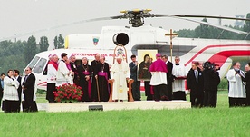 Jan Paweł II w Gliwicach w 1999 roku. Dokładnie ten śmigłowiec można zobaczyć w muzeum w Krakowie
