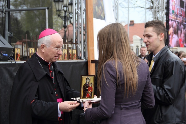 Przekazanie replik symboli ŚDM