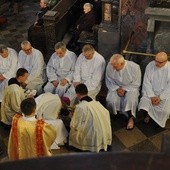 - W Wieczerniku Pan przekazał nam sposób na dobre życie, zawarty w symbolu umywania nóg drugiemu człowiekowi - powiedział bp Piotr Libera w czasie wieczornej liturgii wielkoczwartkowej w katedrze