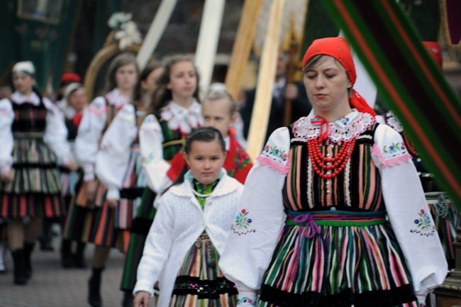 Procesja rezurekcyjna i "Wielkanocna Baba" w Opocznie