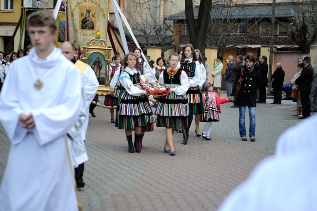 Procesja rezurekcyjna i "Wielkanocna Baba" w Opocznie