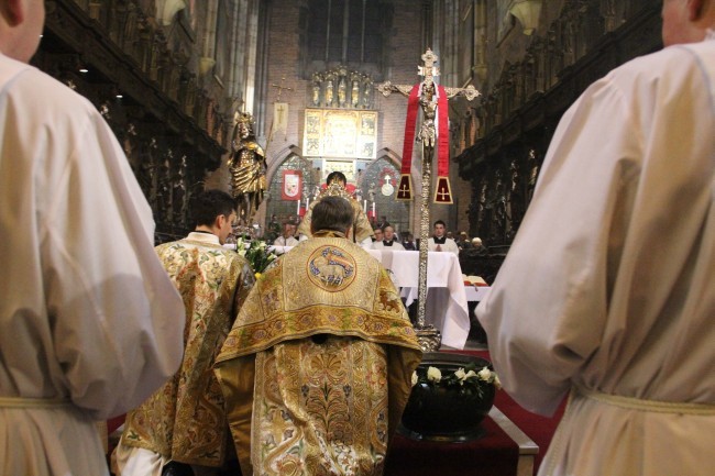Procesja rezurekcyjna w katedrze wrocławskiej
