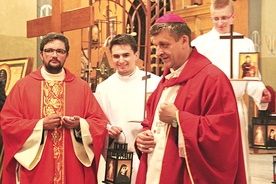  Ks. Piotr Hoffmann, diecezjalny duszpasterz młodzieży, z bp. Romanem Pindlem podczas spotkania z młodzieżą w katedrze