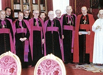 8 października 1962 r. Jan XXIII przyjmuje kard. Wyszyńskiego i polskich biskupów przed rozpoczęciem soboru. Pierwszy z lewej – bp Karol Wojtyła. Czwarty z lewej – bp Herbert Bednorz