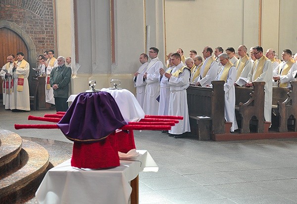  W Wielki Czwartek, 17 kwietnia, na Mszę Krzyżma do katedry opolskiej przybyli kapłani i LSO z całej diecezji
