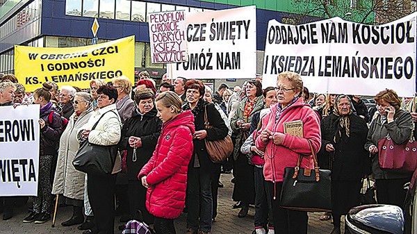 Protestująca przed praską kurią grupa wiernych z parafii w Jasienicy chce powrotu ks. Lemańskiego