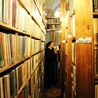  Biblioteka ma bogaty księgozbiór. Samych papieskich tytułów jest ponad półtora tysiąca