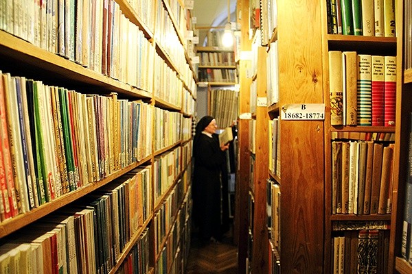  Biblioteka ma bogaty księgozbiór. Samych papieskich tytułów jest ponad półtora tysiąca