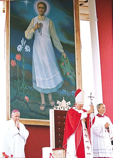 Podczas pielgrzymki do Tarnowa 10 VI 1987 roku ojciec święty wyniósł na ołtarze Karolinę Kózkównę