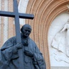 Pod pomnikiem Jana Pawła II przed katedrą zostaną ustawione lampiony