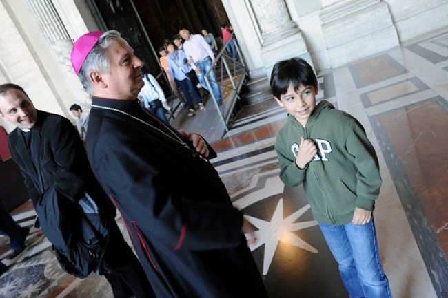 Bp Henryk Tomasik z modlitwą na grobach Jana XXIII i Jana Pawła II