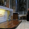 Bp Henryk Tomasik modli się przy grobie Jana Pawła II