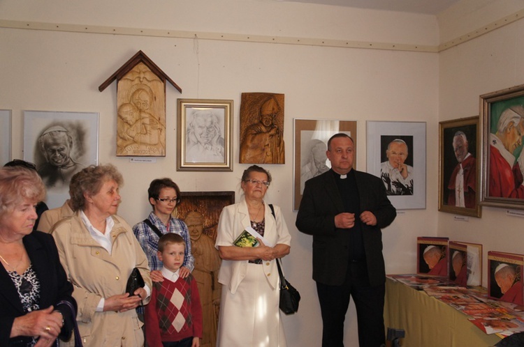 Wystawa o Janie Pawle II w Puszczy Mariańskiej