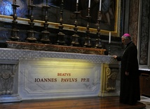 Bp Henryk Tomasik przy grobie Jana Pawła II