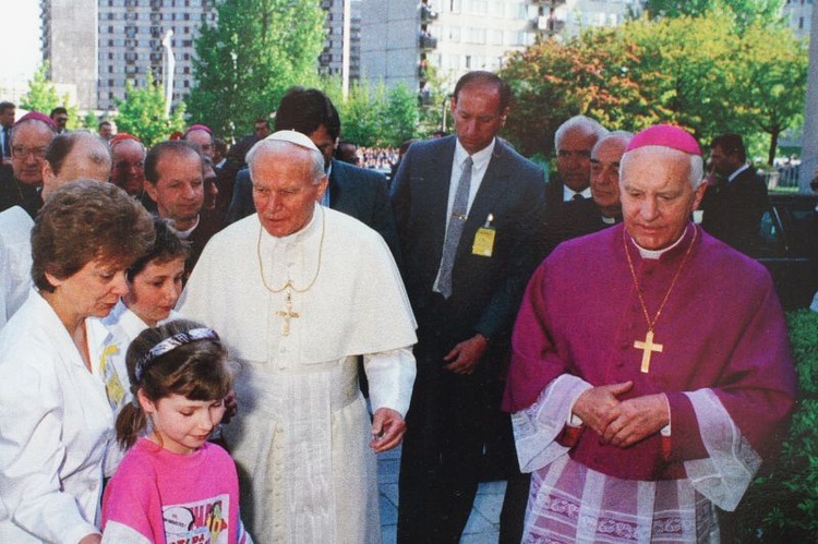 Zdjęcia z papieskiej pielgrzymki do Olsztyna z roku 1991. Wykonał Arturo Mari, własność ks. inf. Jan Górny.