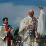 Zdjęcia z papieskiej pielgrzymki do Olsztyna z roku 1991. Wykonał Arturo Mari, własność ks. inf. Jan Górny.