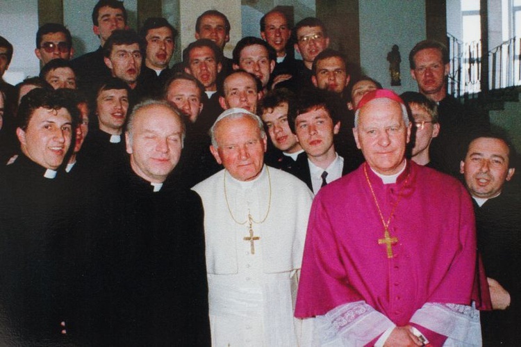 Zdjęcia z papieskiej pielgrzymki do Olsztyna z roku 1991. Wykonał Arturo Mari, własność ks. inf. Jan Górny.