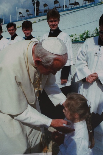 Zdjęcia z papieskiej pielgrzymki do Olsztyna z roku 1991. Wykonał Arturo Mari, własność ks. inf. Jan Górny.