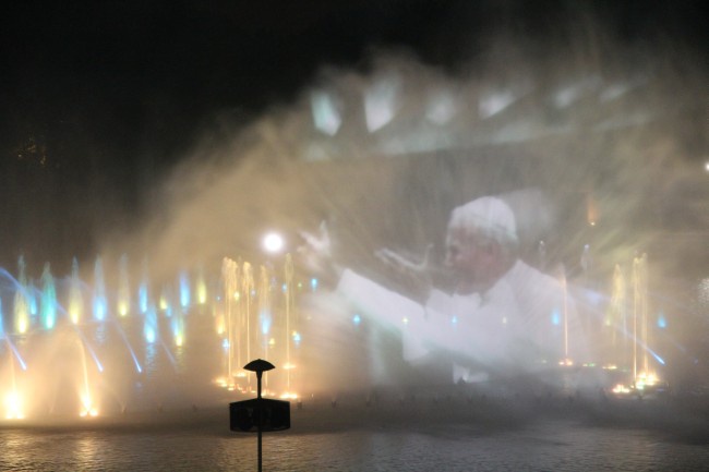 Papieski pokaz fontanny multimedialnej