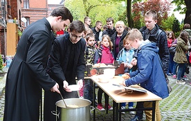  Po Mszy św. na świeżym powietrzu serwowany był żurek