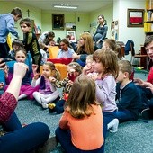  W czasie gdy mama i tata uczą się być lepszymi małżonkami i rodzicami, dzieci bawią się w bibliotece 